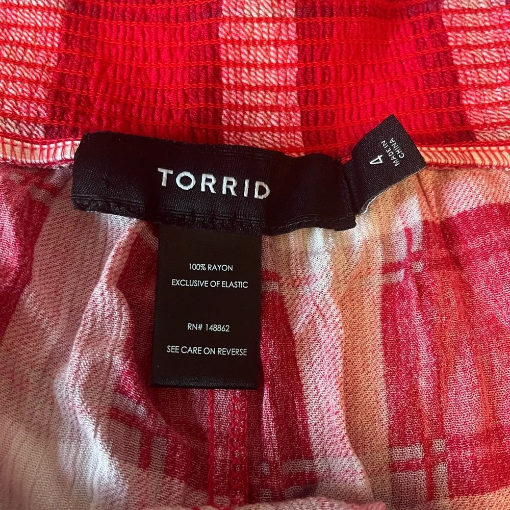 Torrid size 4 red plaid shorts with pockets plus size women NWOT - Picture 2 of 2